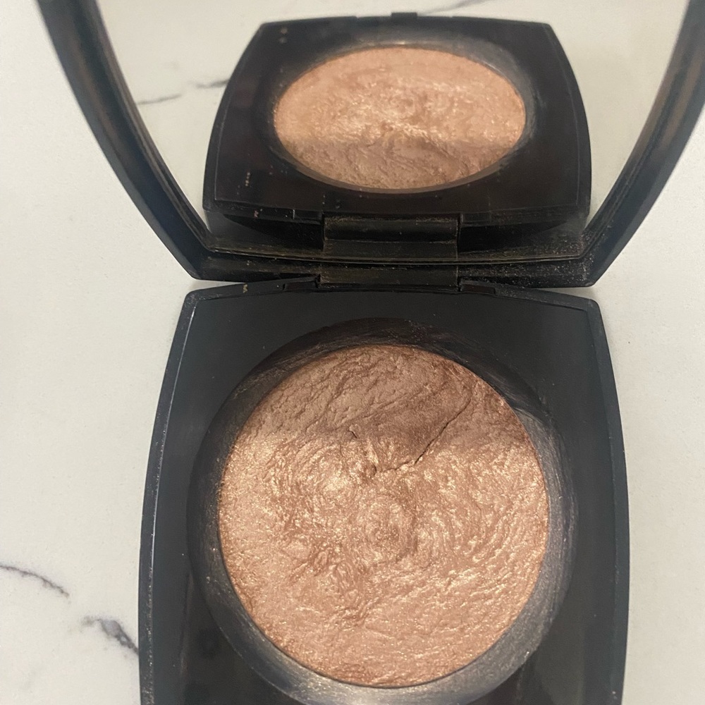 Chanel Dentelle Precieuse highlighter.